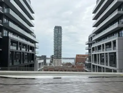 Spectacular Fully furnished 2-bed/2-bath downtown appartment, with CN Tower view, gym, game room, po...
