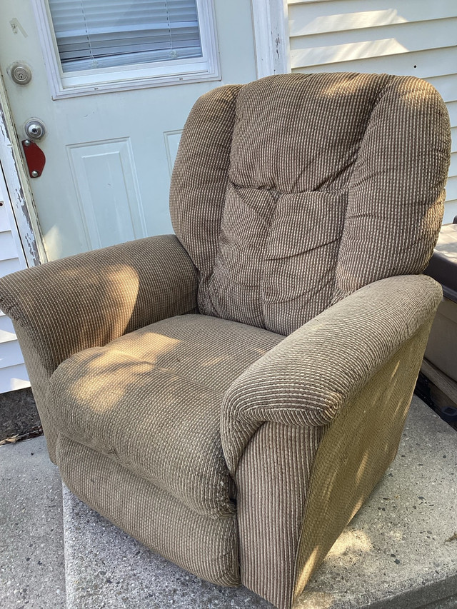 Lazy boy recliner in Chairs & Recliners in Chatham-Kent