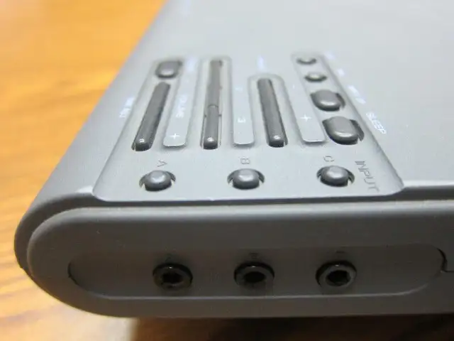 Yamaha AM/FM Stereo receiver with remote control and speakers in Stereo Systems & Home Theatre in Markham / York Region - Image 6