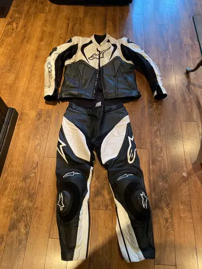 Alpinestars 2 piece leather suit Jacket fits med/large (I’m 5”10 and 200lbs) Pants 36 Lots of pocket...