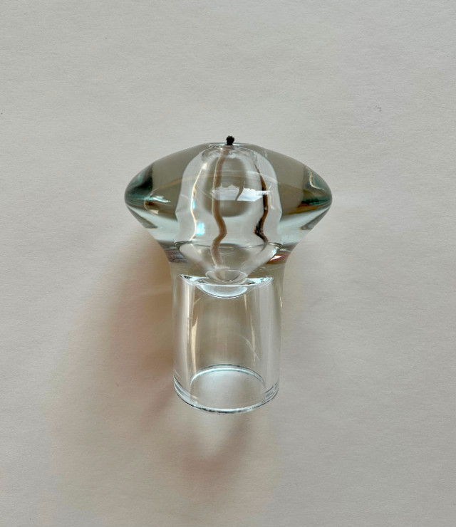 Lampe à l'huile en vitre ovale sur pied, comme neuve dans Décoration intérieure et accessoires  à Longueuil/Rive Sud - Image 3
