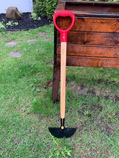 Découvrez cette houe à arc robuste, parfaite pour entretenir votre jardin avec efficacité. Avec sa l...