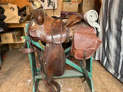 Vintage Riley Mac cormick saddle Comes with saddle blankets Rifle scabbard Breast collar Cinches Fen...