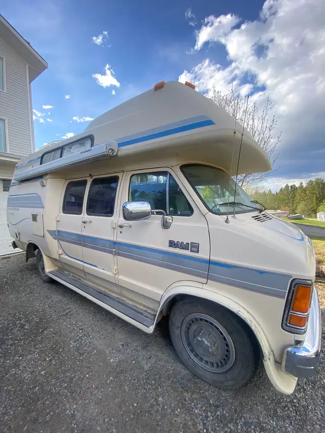 1989 Dodge B350 Campervan in RVs & Motorhomes in Whitehorse - Image 2