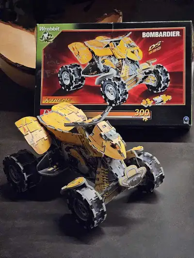 Puzz 3D Bombardier quatre-roues DS 650. Ce puzzle est en condition usagée et a été assemblé plusieur...