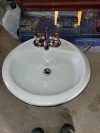 Lavabo de porcelaine avec robinets
