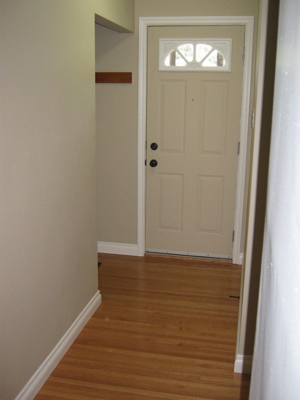 House for Rent on Clarence Ave South 3 Bedroom Main Floor 3
