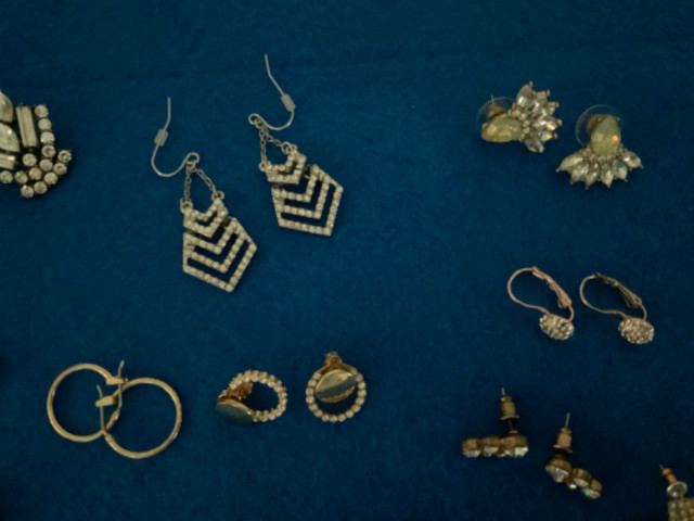 15 Pairs EARINGS - Great Selection - RHINESTONE in Jewellery & Watches in Belleville - Image 3