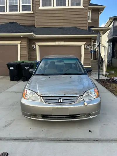 Selling my trusty 2003 Honda Civic As is Yes it runs and drives 309,000kms Pros - New cabin air filt...