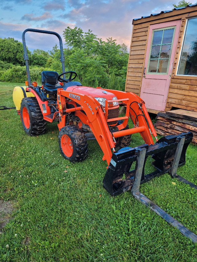 Kubota B2920 tractor with loader skidsteer quick attach Farming