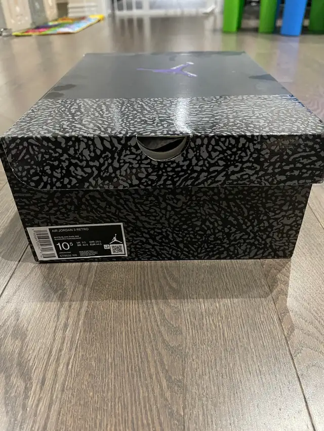 DS Nike Jordan 3, Dark Iris, size 10.5 in Men's Shoes in City of Toronto - Image 3