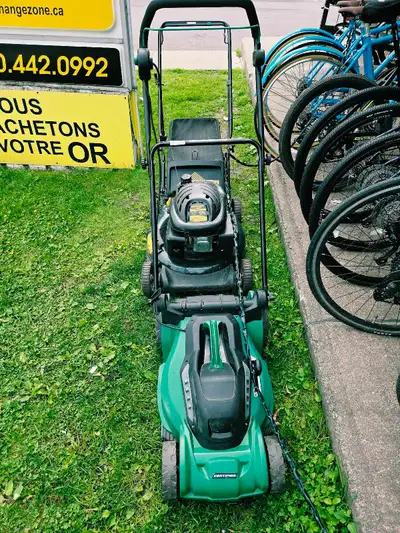 Cette tondeuse à gazon Certified est un outil d'entretien extérieur usagé, idéal pour garder votre p...