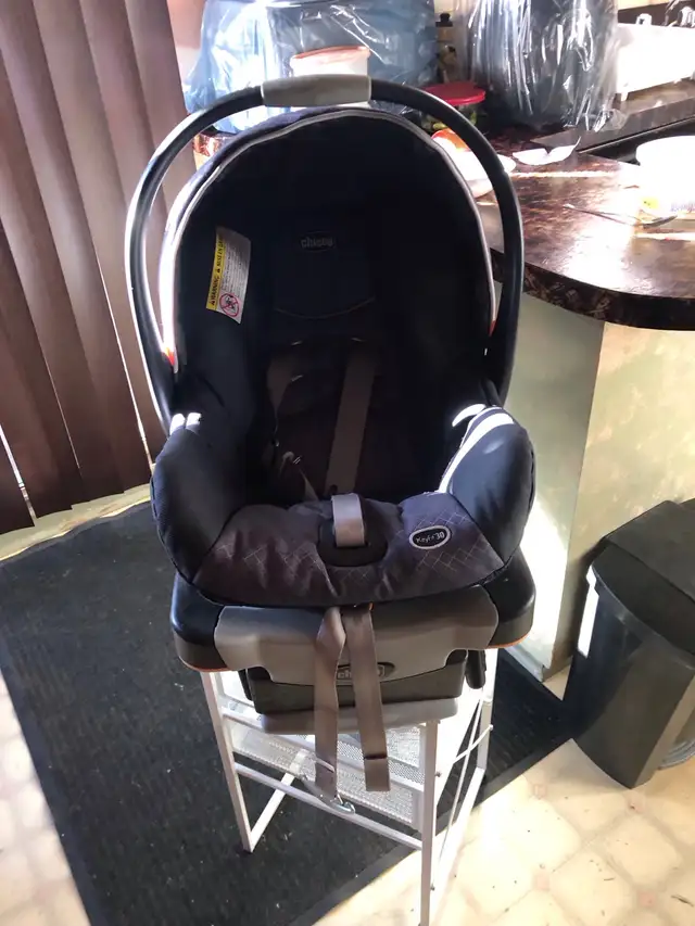 siege d’auto ,avec coquille de marque chicco in Strollers, Carriers & Car Seats in Longueuil / South Shore - Image 4