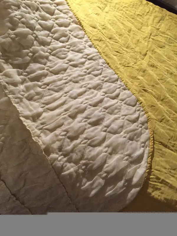 Vintage 50s Quilted Yellow Double-Queen Sz Bed cover - 94" X 88" in Arts & Collectibles in City of Toronto - Image 8
