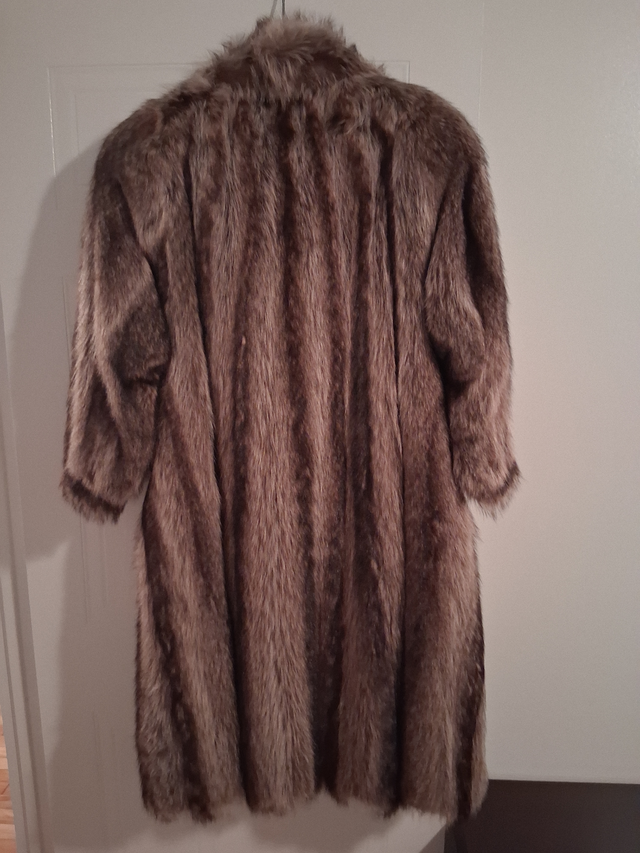 Manteau de fourrure in Women's - Tops & Outerwear in Laval / North Shore - Image 4