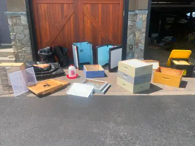•3x deep boxes ( 2 beaver foam) $ 5.00 each •4x medium supers $10.00 •1X insulation wrap with insula...