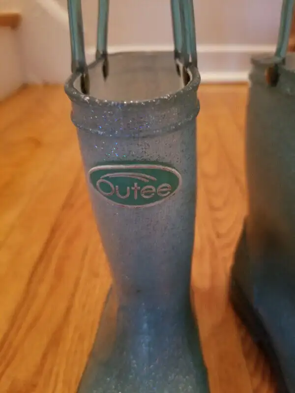 Rain boots- size 11 Child in Kids & Youth in City of Toronto - Image 3