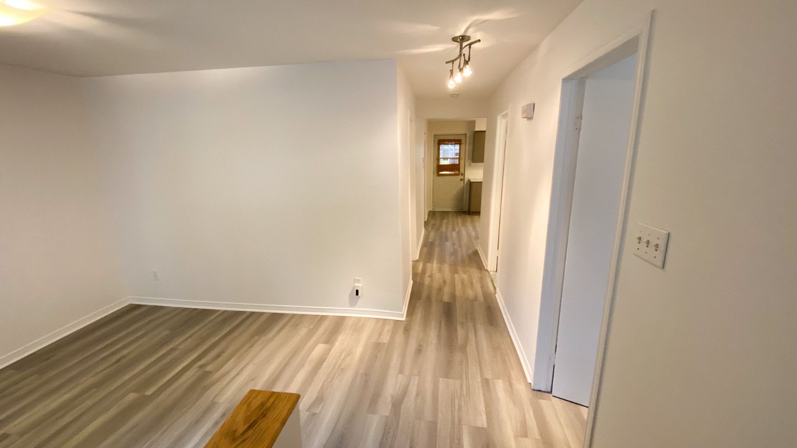 Beau 5 1/2 rénové avec jardin et stockage (chambre double) DISPO — photo 3