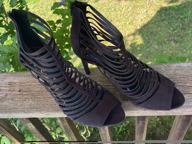 Brash Black Strappy Heels size 10 Like New  in Women's - Shoes in Brantford - Image 4
