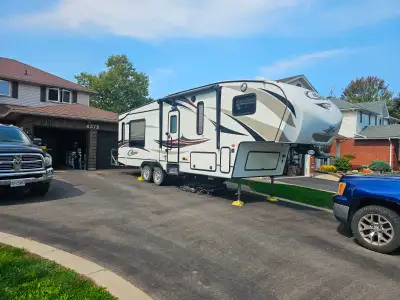 TRAILER FOR SALE; 28.5 feet Sleeps 6 3 side outs EXTRAS INCLUDED, Rhino x-large portable black water...