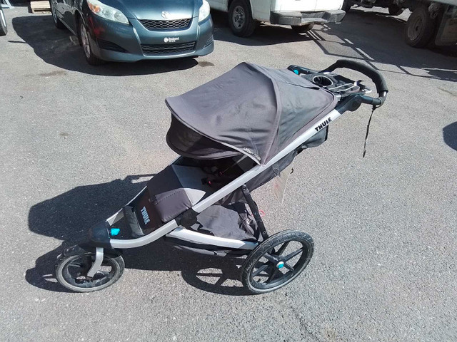 Poussette 3 roues thule urban glide top qualité reconnue propre in Strollers, Carriers & Car Seats in Québec City