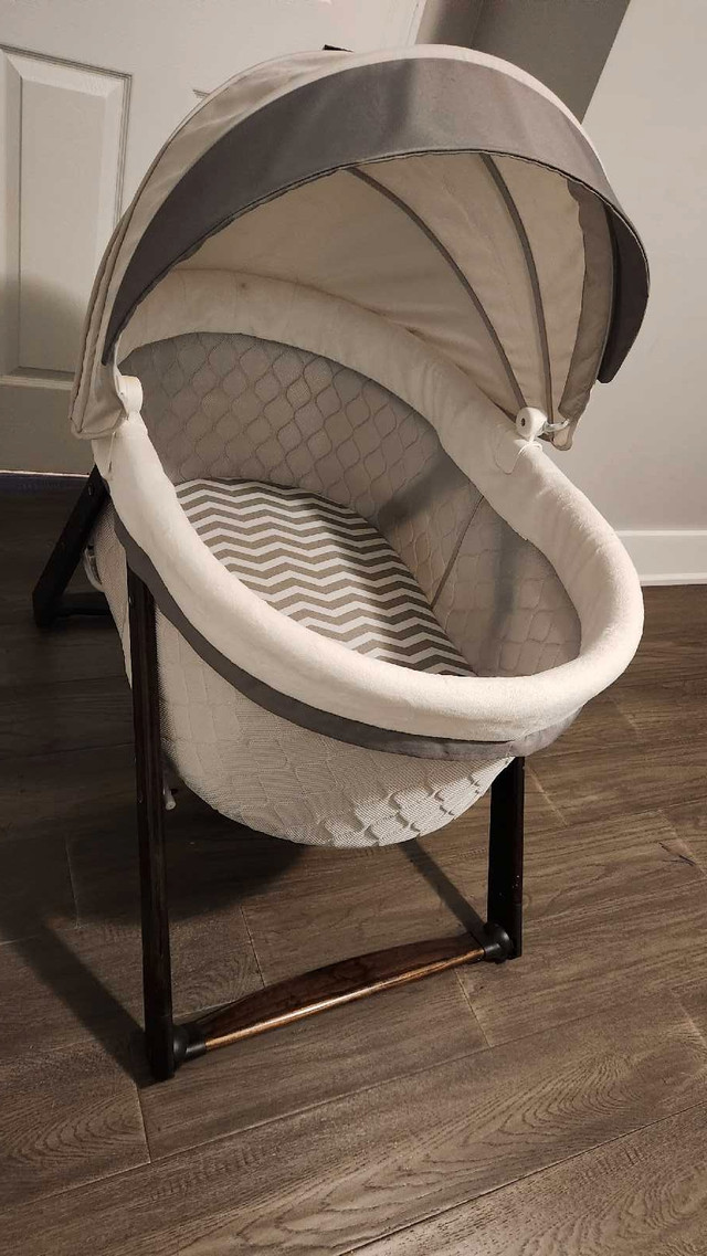 Baby bassinet  in Cribs in Oshawa / Durham Region - Image 2
