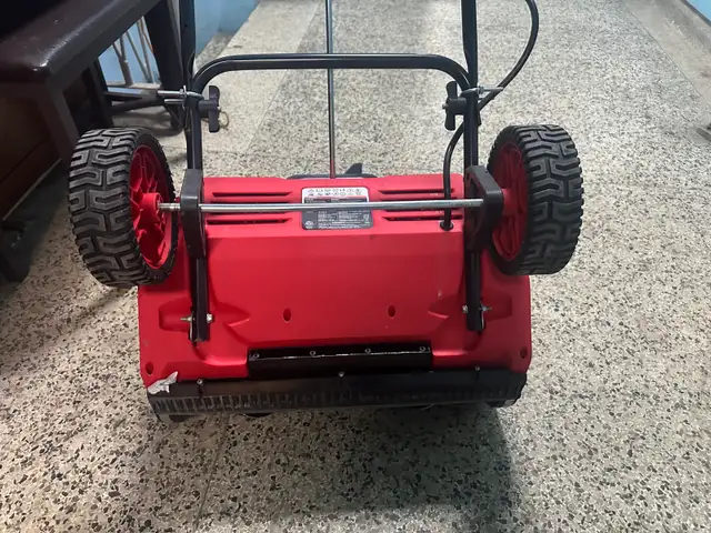 Benchmark 22in Snow Thrower in Snowblowers in City of Montréal - Image 8