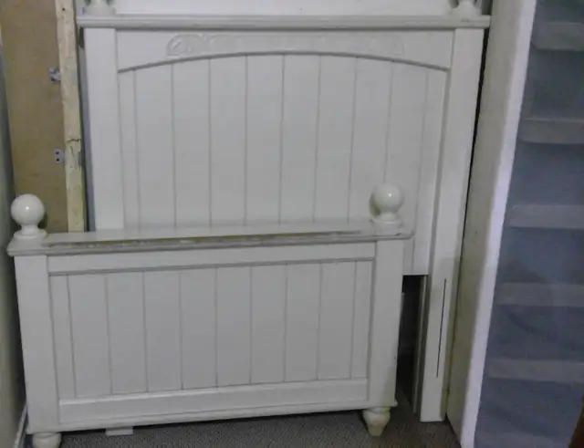 Girls Ashley Twin bed headboard and footboard in Beds & Mattresses in Oshawa / Durham Region - Image 2