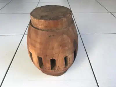 Antiquité:  moyeu en bois solide, H: 9 po. L:: 4 & 6 1/2 po., View more