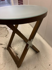 Table ronde en bois et dessus en verre