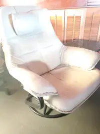 Recliner Chair Genuine Leather in excellent condition $69