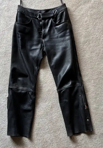 All leather outer and breathable lining with zips and snaps on legs. Excellent condition. Elasticize...