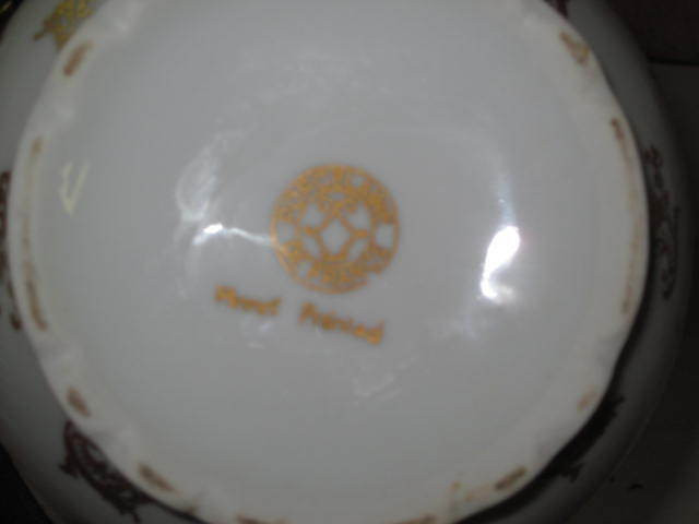 Vintage  White /Gold  Ceramic  Coffee Pot / Salt in Kitchen & Dining Wares in Regina - Image 3