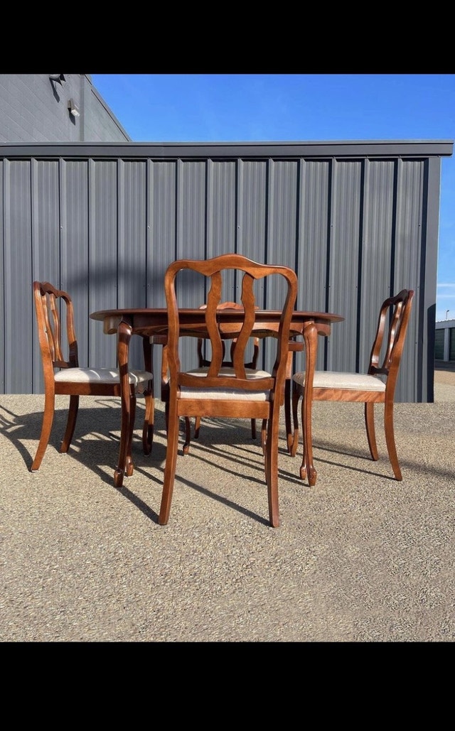 Vintage Maple Dining Set + 2 Leaves (Not Pictured) Dining Tables