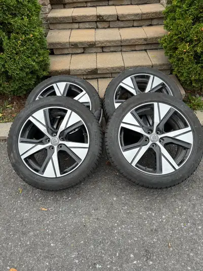 Je vend un kit de roue d'hiver original Volvo (mag + pneus d'hiver, Pirelli Scorpion) qui était sur...