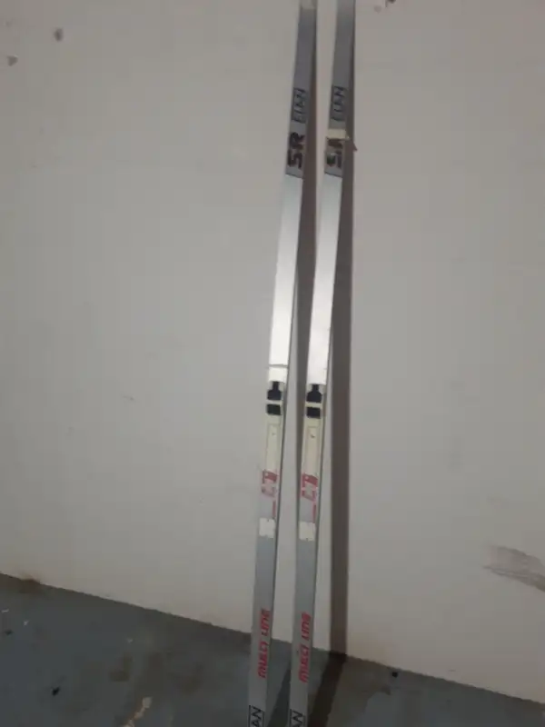 ELAN X COUNTRY SKIS 200CM in Ski in Gatineau - Image 2