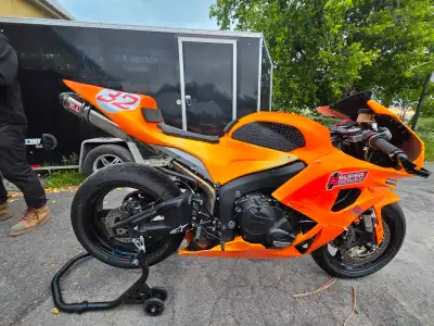 Track bike seulement Moteur refait au debut de la saison Viens avec 2 set de roue et fairing neuf da...
