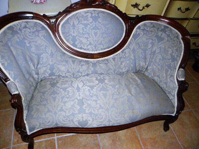 Fabulous Antique Settee Needs Undercarriage Repair in Home Décor & Accents in Mississauga / Peel Region - Image 2