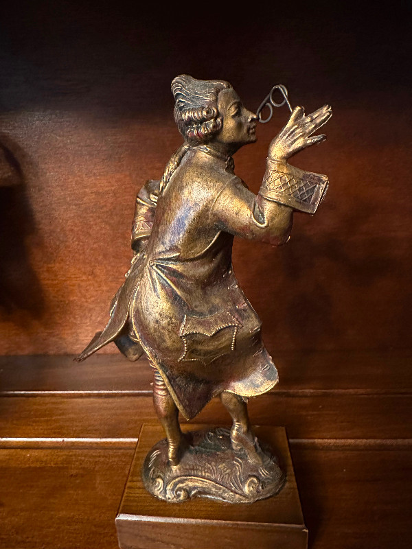 Vintage Italian noble man figurine bronze finish with wood base dans Art et objets de collection  à Ville de Montréal - Image 3