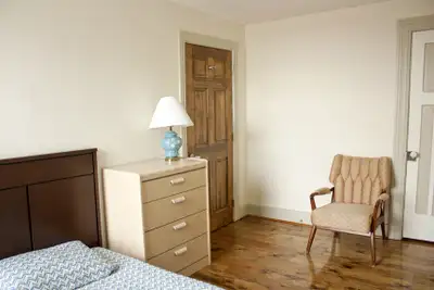 Chambre meublée dans un appartement réservées aux femmes uniquement, de deux étages très éclairé. id...