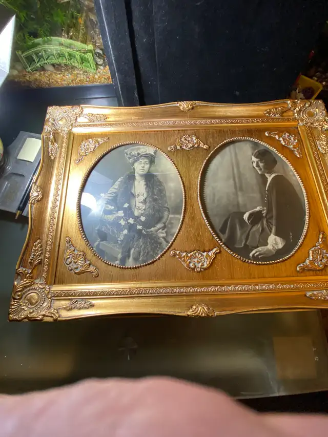 Vintage Bubble Glass Gold Wood Double Picture Frame 16" X 22" in Arts & Collectibles in Vancouver - Image 6