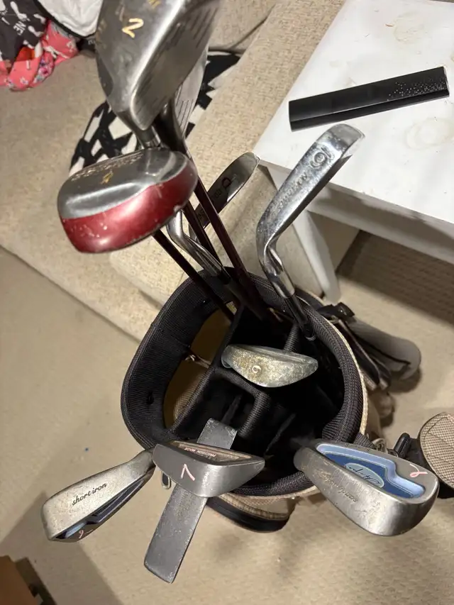 women’s right handed golf clubs and bag  in Golf in Guelph - Image 5