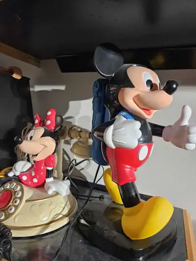 Téléphone Mickey mouse, Vintage. 100$ chaque. En excellente état. Fonctionne A-1 Belle pièce de coll...