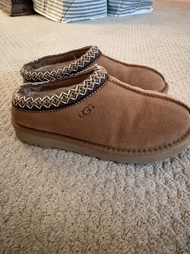 UGG Tasmania Shoes.  Size 7. in Women's - Shoes in Kitchener / Waterloo - Image 2