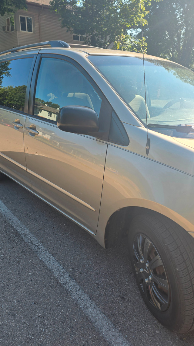 2006 toyota Sienna in Cars & Trucks in St. Catharines - Image 2