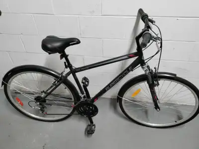 Reliable and versatile choice for city commuting or weekend trails. This bike is in good condition a...
