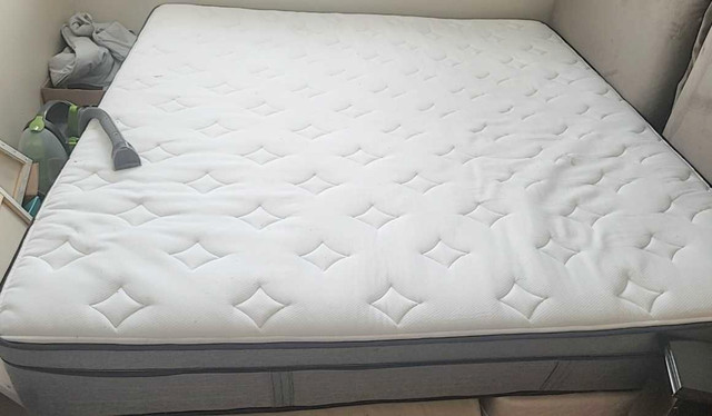 King size mattress and boxspring in Beds & Mattresses in Regina