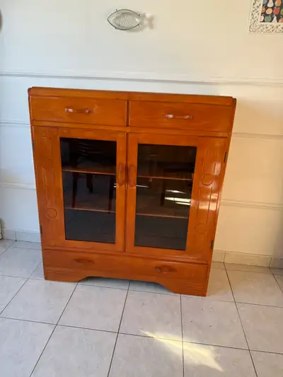 Buffet des années 50 incluant une bibliothèque dans le même style fait par un ébéniste. Le buffet a...