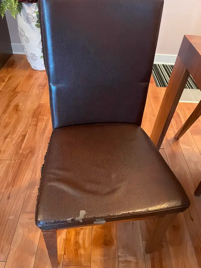 Ensemble de table et chaises in Dining Tables & Sets in Longueuil / South Shore - Image 6