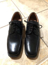 LEFT & RIGHTYouth Boy's Leather Dress Shoe (size 37D)